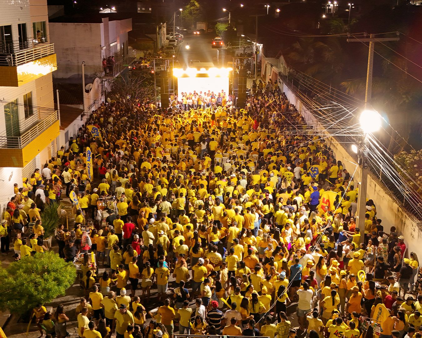 Encontrão e Giro 45 lotaram as ruas de Caraúbas de amarelo