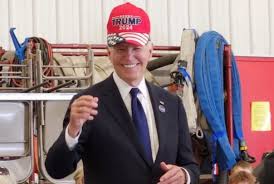 Biden é fotografado com boné da campanha de Trump durante evento