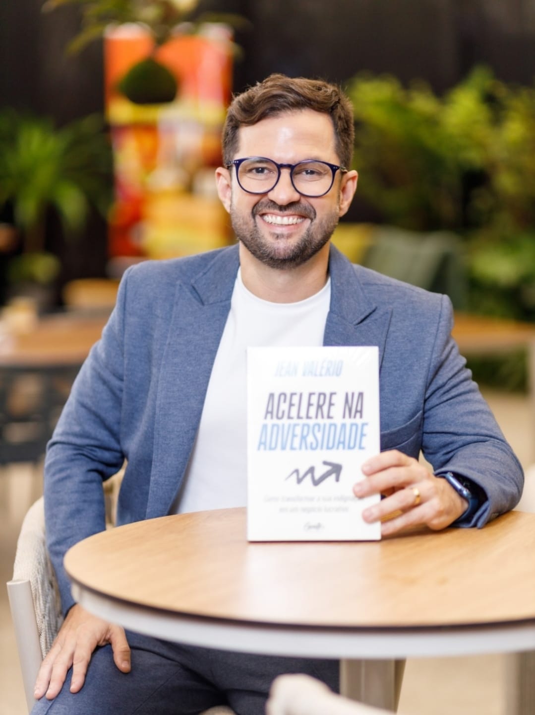 Jean Valério assina autógrafos na 27ª Bienal Internacional do Livro em São Paulo e destaca o Fórum Negócios, maior festival de empreendedorismo do Brasil