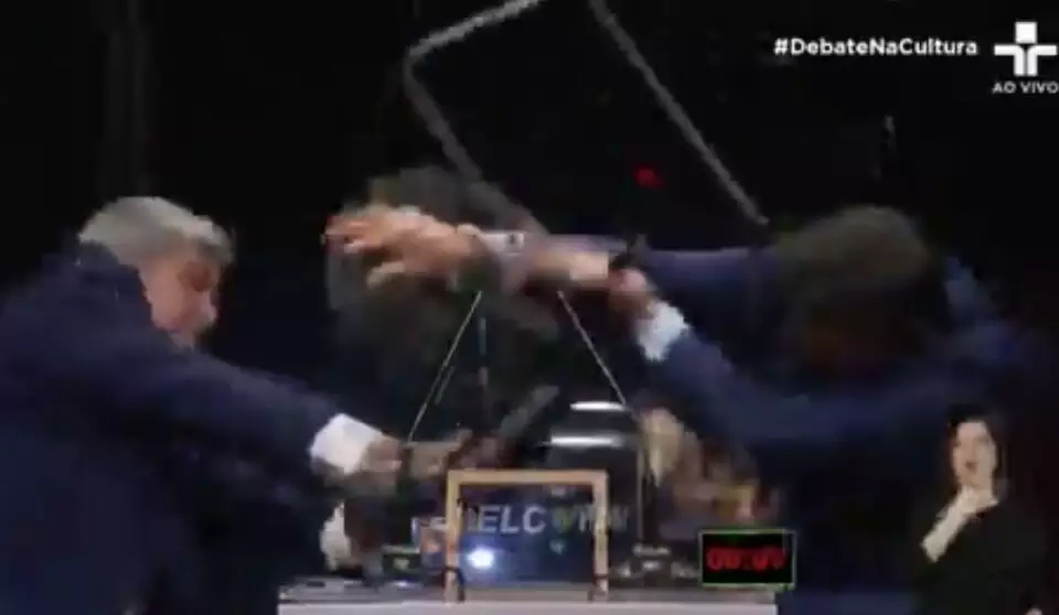 Datena dá cadeirada em Marçal