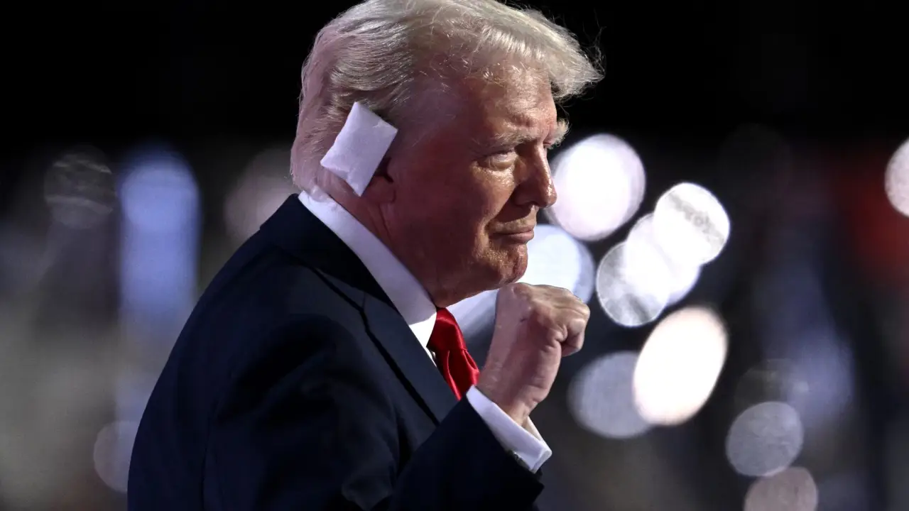 Donald Trump com a orelha enfaixada após ser alvo de tentativa de homicídio durante comício em julho (Angela Weiss/AFP)