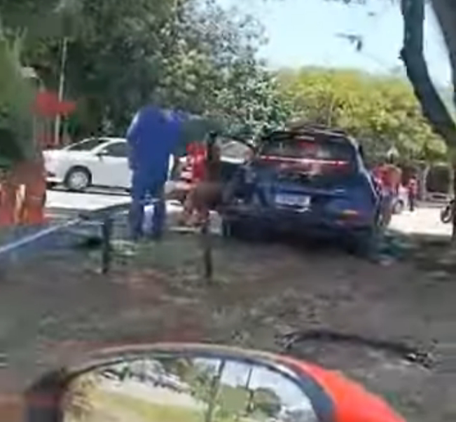FireShot Capture 3964 - (32) CARROS VÃO PARAR NO CANTEIRO APOS BATIDA FORTE - YouTube_ - www.youtube.com.jpg