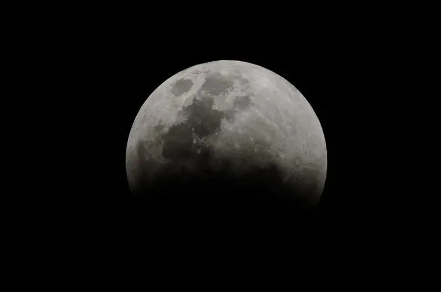 Superlua e eclipse parcial acontecem juntos nesta terça (17)