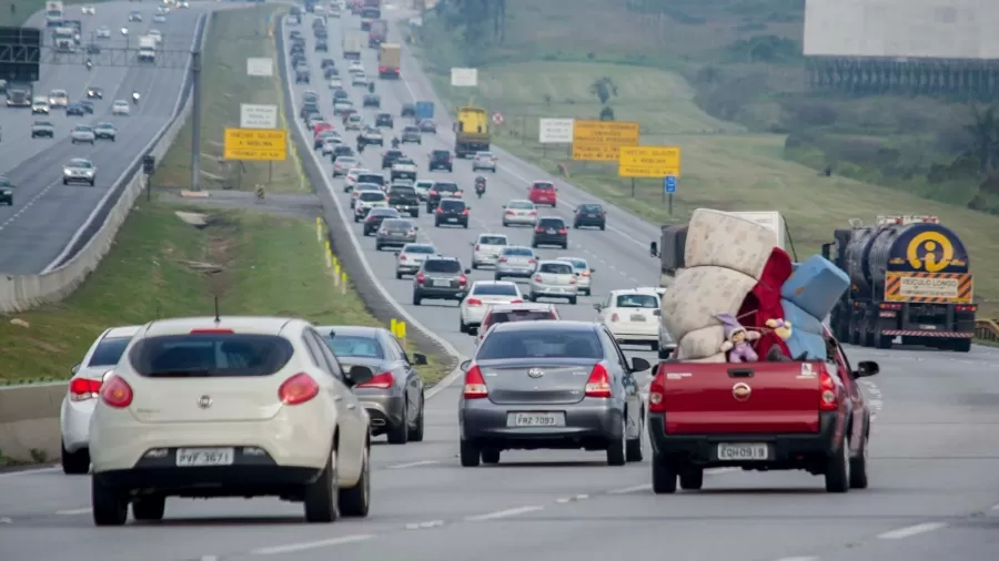 Proibido ultrapassar? O que fazer diante de um motorista lerdo na esquerda (Imagem: Daniel Sobral/Futura Press)