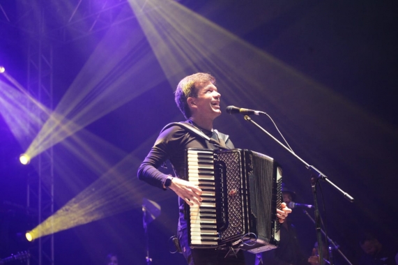 Waldonys faz show único no Teatro Riachuelo com convidados especiais e lança clipe de 