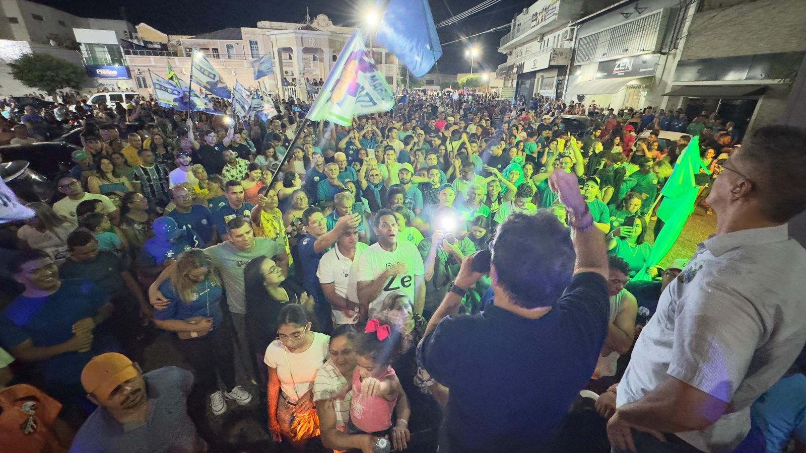 Zé Lins leva multidão e senador Styvenson desafia Fátima Bezerra a ir pedir votos em Currais Novos