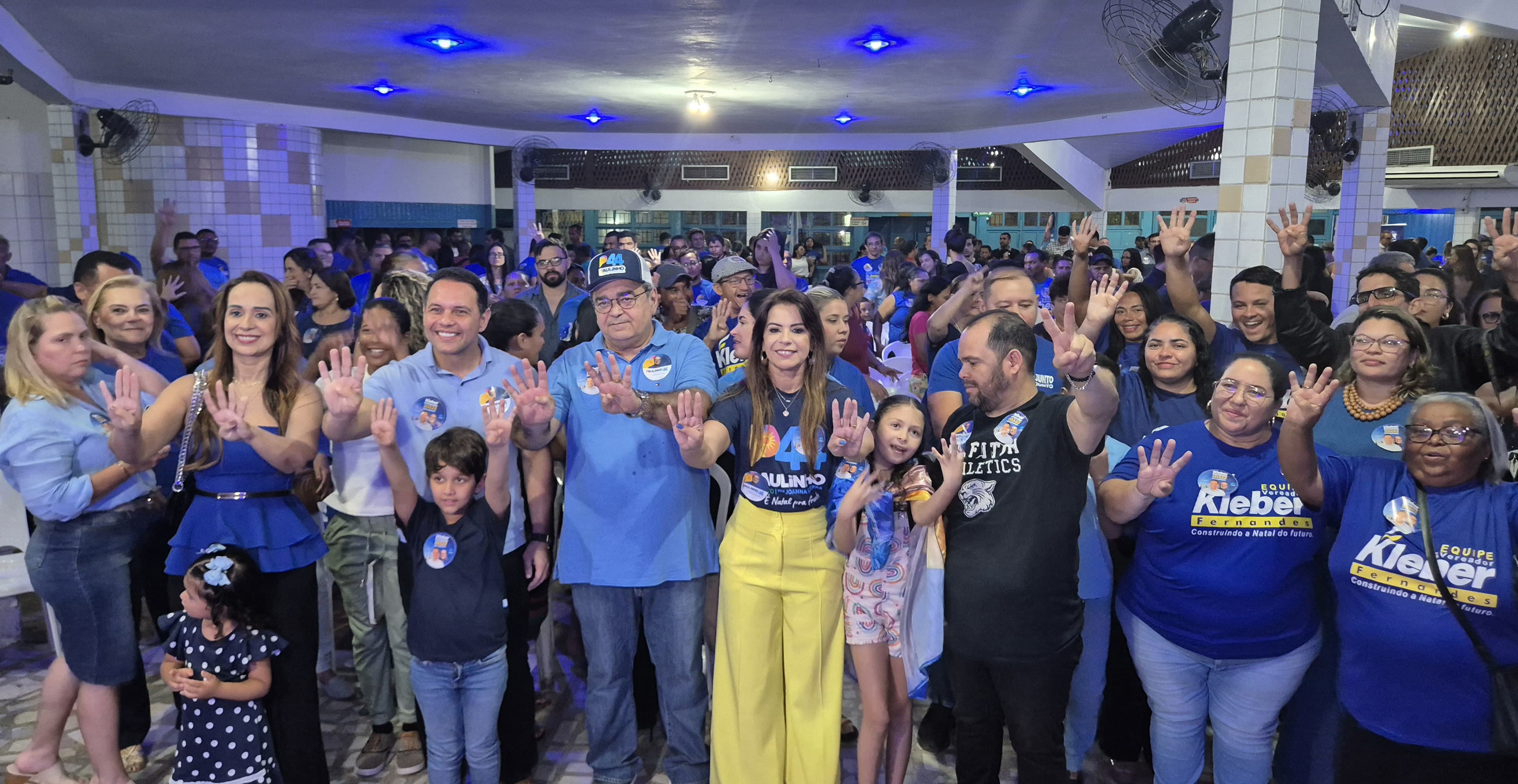 Kleber Fernandes reúne grande público no Albatroz, com os amigos de Andrea Dias