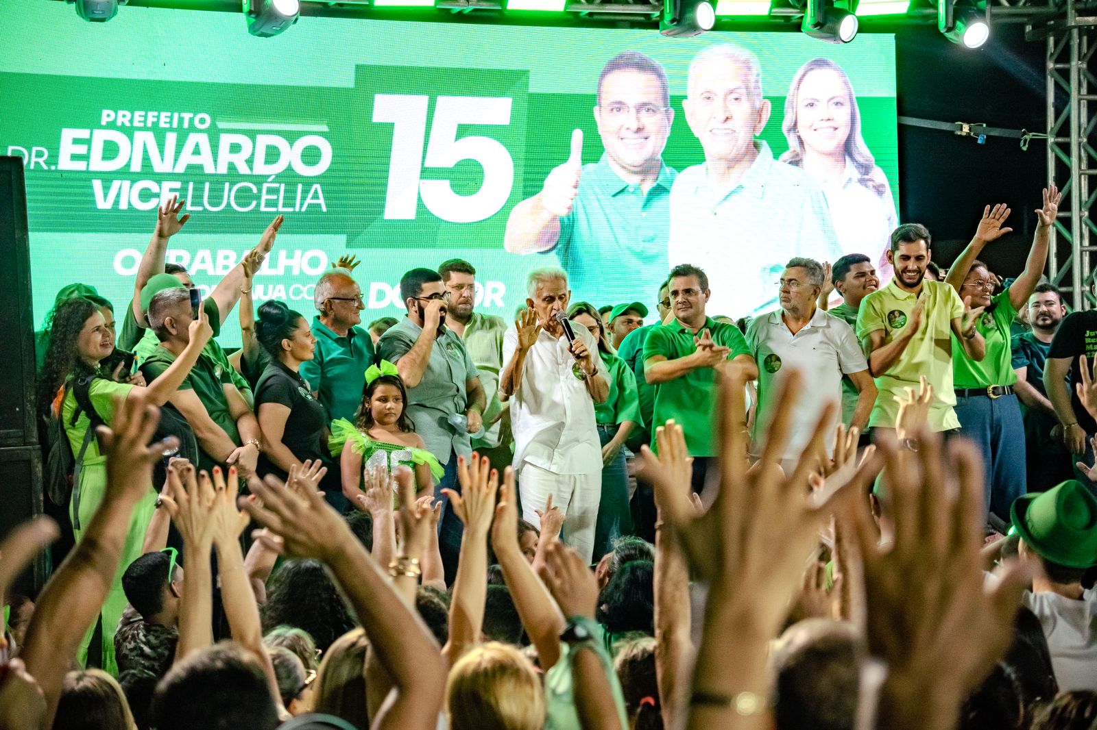 Passeata da confirmação leva multidão com Dr. Ednardo em Patu