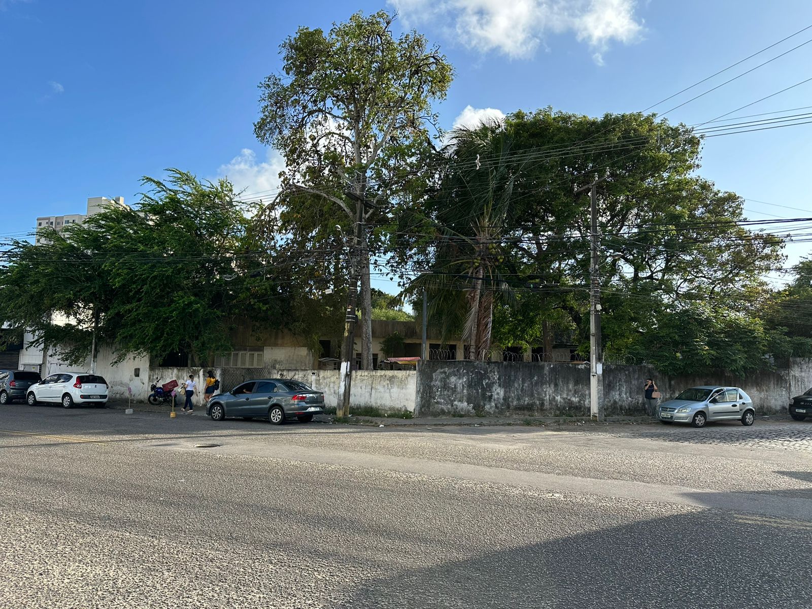 Prédio abandonado pelo governo Fátima é invadido e vira estacionamento 
