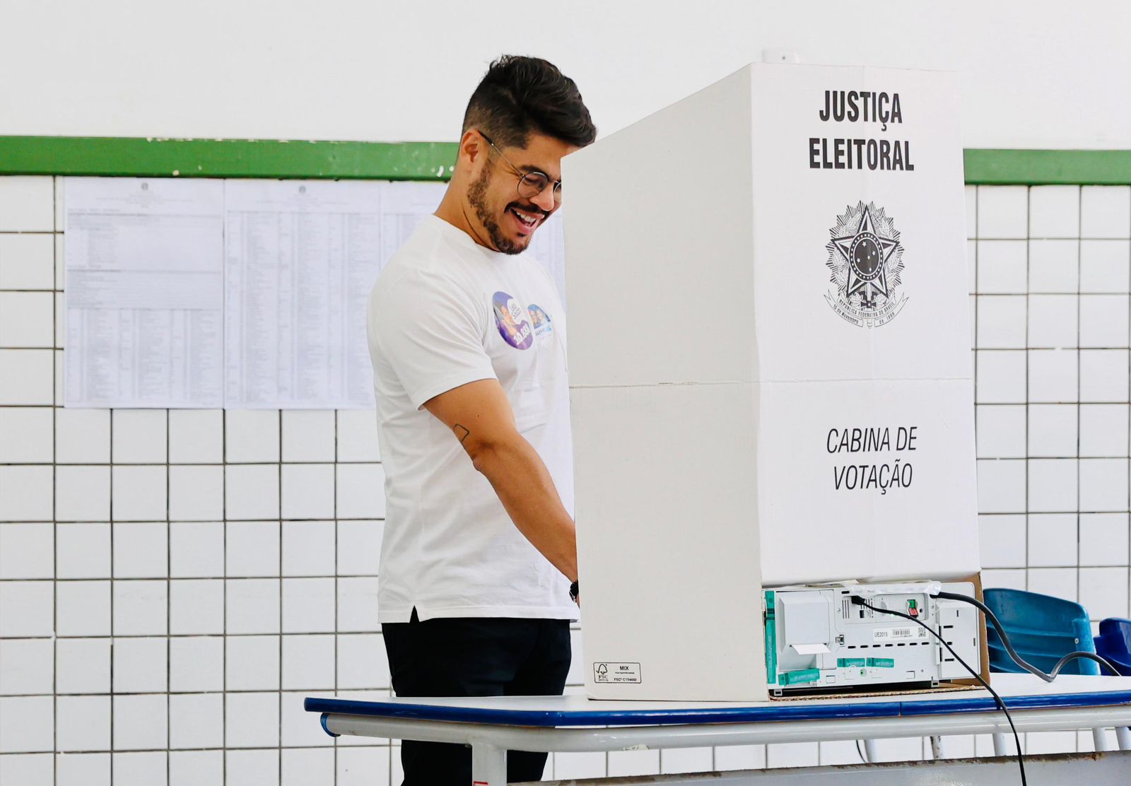 Candidato a vereador, Leo Souza vota confiante na eleição 