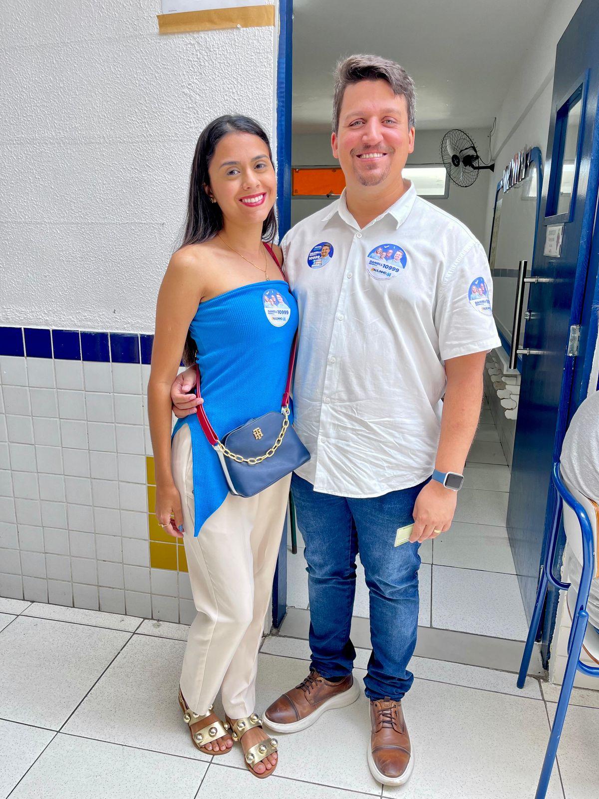 Acompanhado da família, Daniell Rendall vota na manhã deste domingo