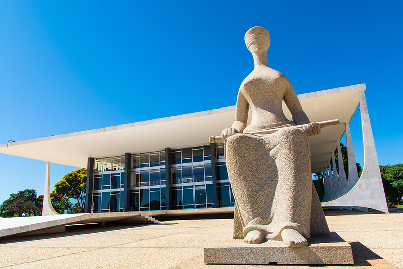 Fachada-com-estatua.jpg