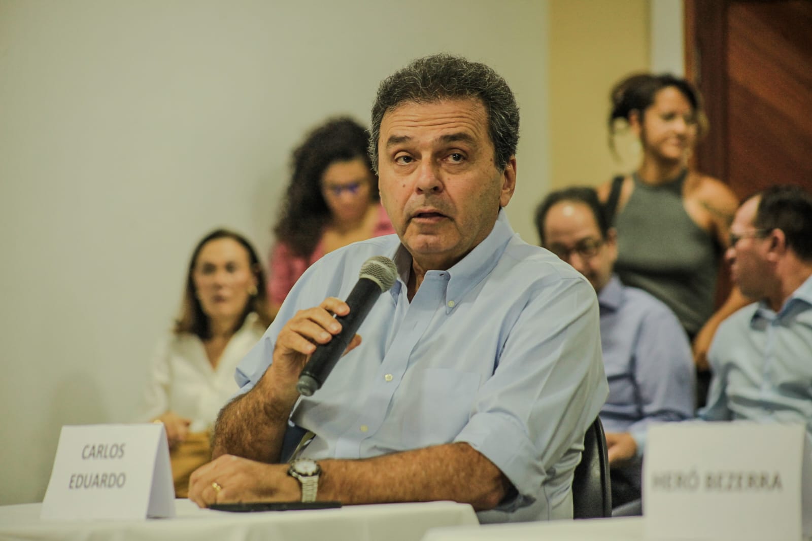 Derrotado, Carlos Eduardo vai anunciar “posicionamento no 2º turno”