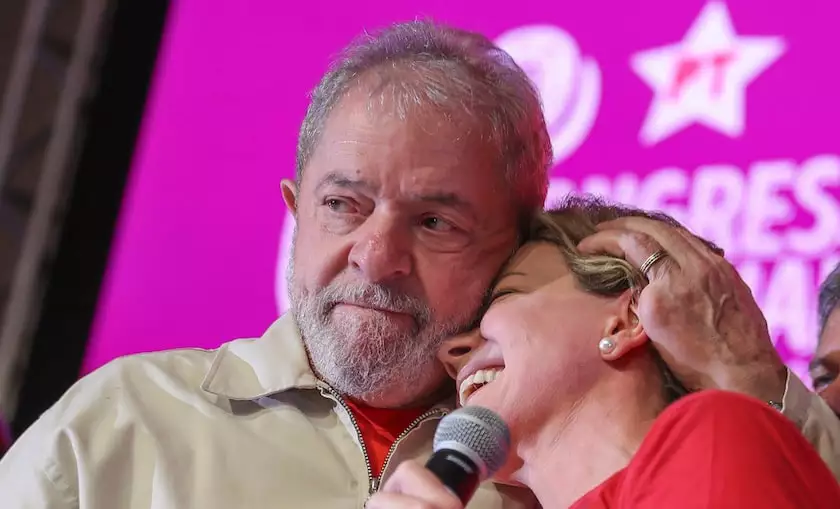 Gleisi aposta em reforma e cava cargo de ministra