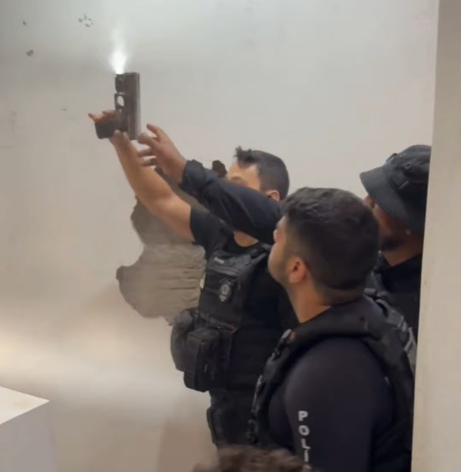 FireShot Capture 4239 - POLICIA FEDERAL ENCONTRA ARMA ESCONDIDA EM PAREDE - YouTube_ - www.youtube.com.jpg
