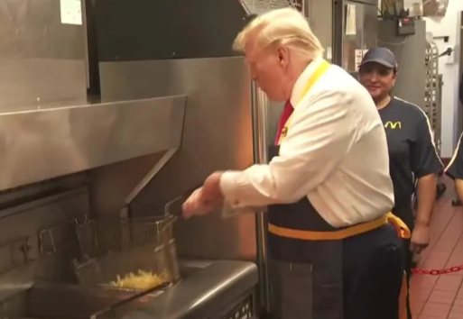 FireShot Capture 2981 - Vídeo_ Trump frita batatas no McDonald's em agenda de campanha - CNN_ - www.cnnbrasil.com.br.jpg