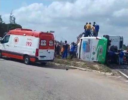 Caminhão bate em ônibus, que tomba na BR-101; passageiros foram socorridos