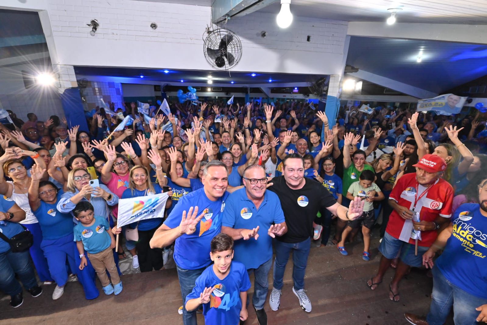Aldo e Ezequiel levam mais de 900 pessoas ao Albatroz em apoio a Paulinho
