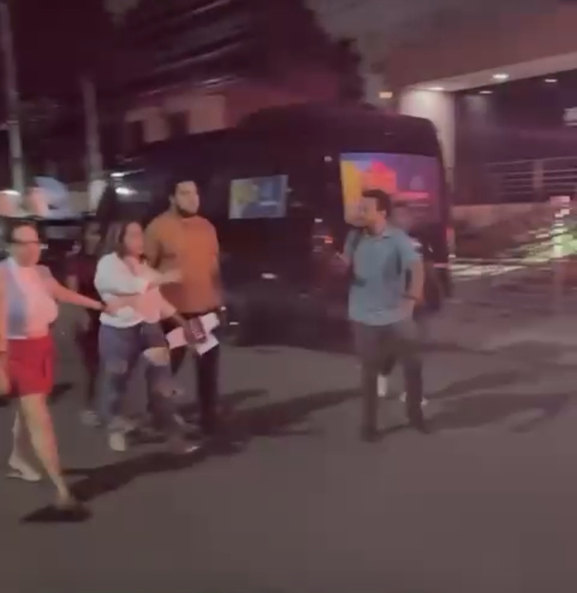 [VÍDEO] Investigada e presa por estelionato, apoiadora de Natália faz xingamentos a apoiadores de Paulinho