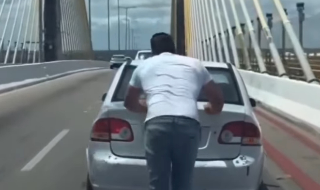 FireShot Capture 4305 - (9) SENADOR STYVENSON É FLAGRADO EMPURRANDO CARRO EM NATAL - YouTube_ - www.youtube.com.jpg