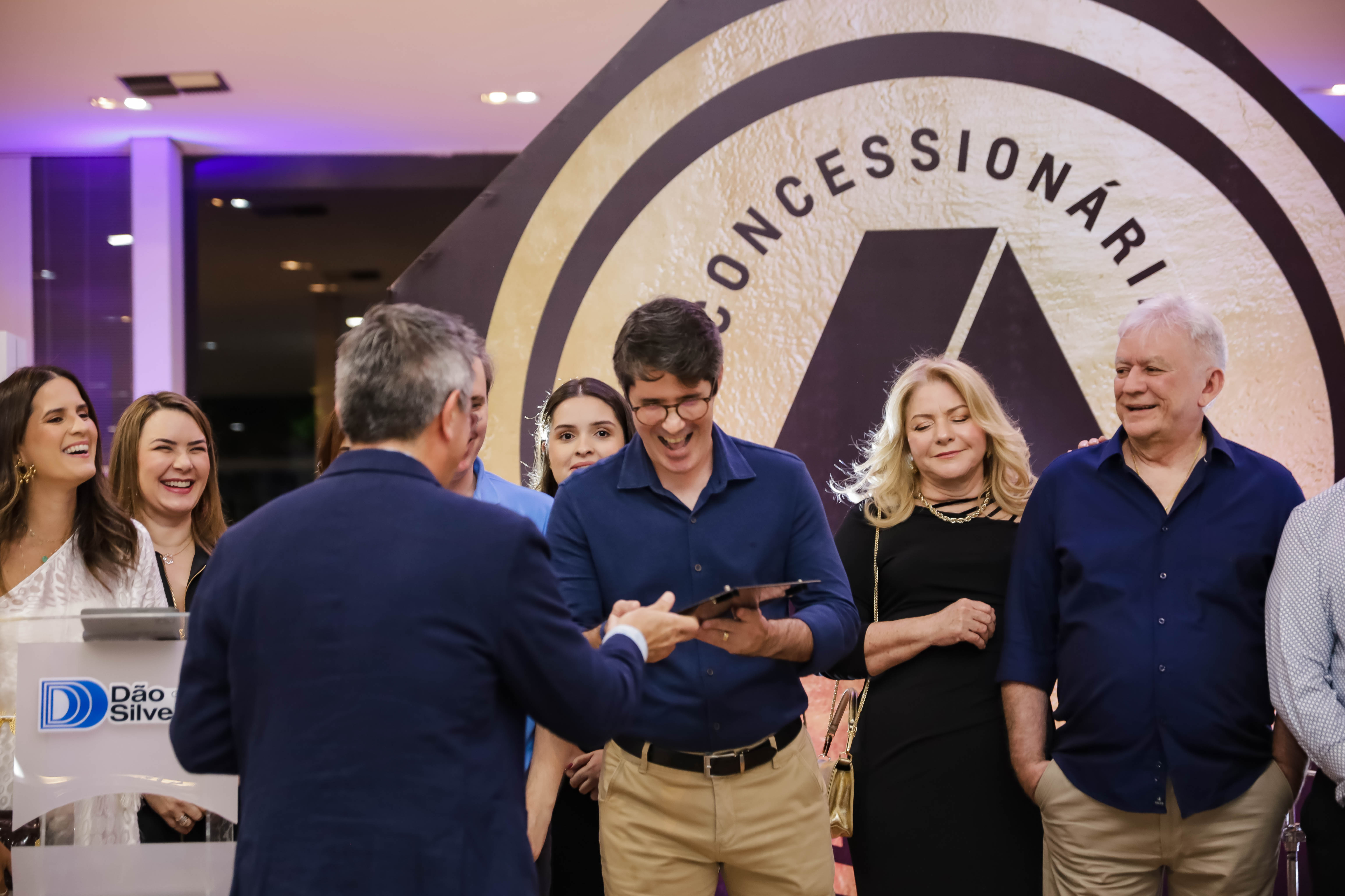Santiago  Chamorro entrega premio concessionaria classe A (6).jpg
