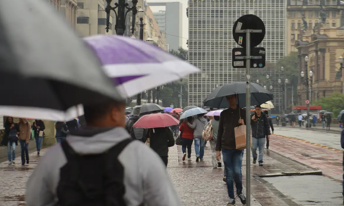 Domingo de Enem tem previsão de chuva em várias partes do país 