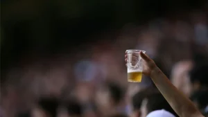 Comissão da Câmara aprova projeto que pode proibir bebidas alcoólicas em estádios