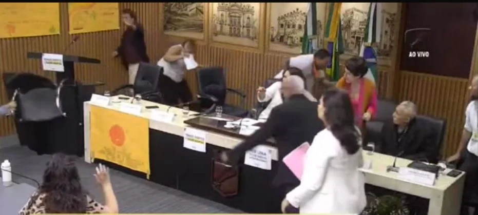 Mulher tenta agredir presidente do Conselho Municipal da Saúde na Câmara Municipal de Natal