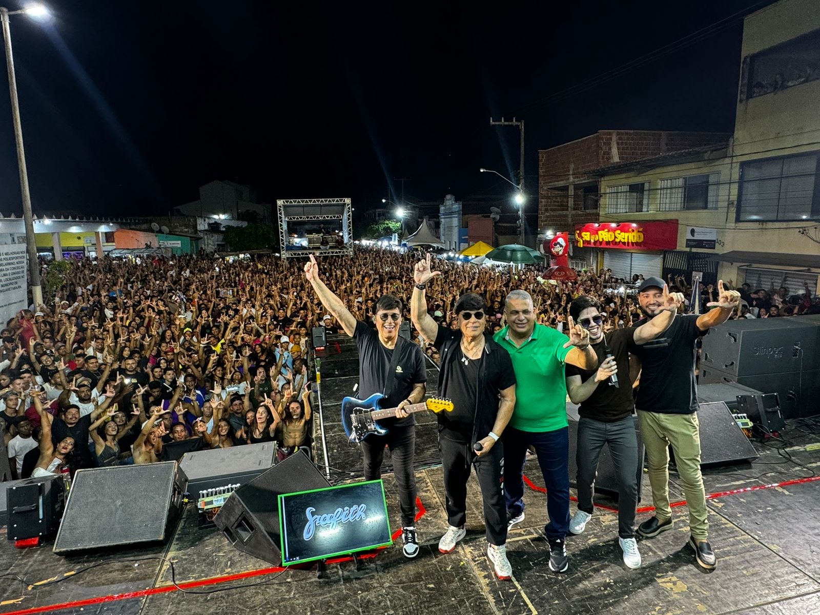 Multidão na festa de Leandro em Canguaretama e a garantia de R$ 1 milhão para saúde e uma UPA