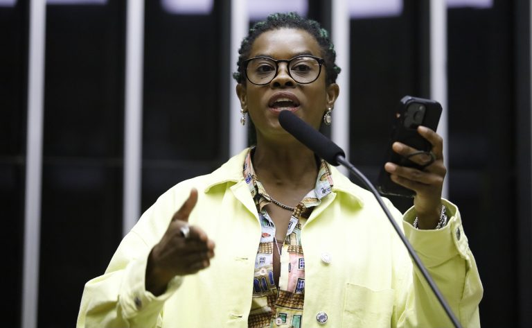 Câmara aprova cota de 30% para negros e indígenas no serviço público