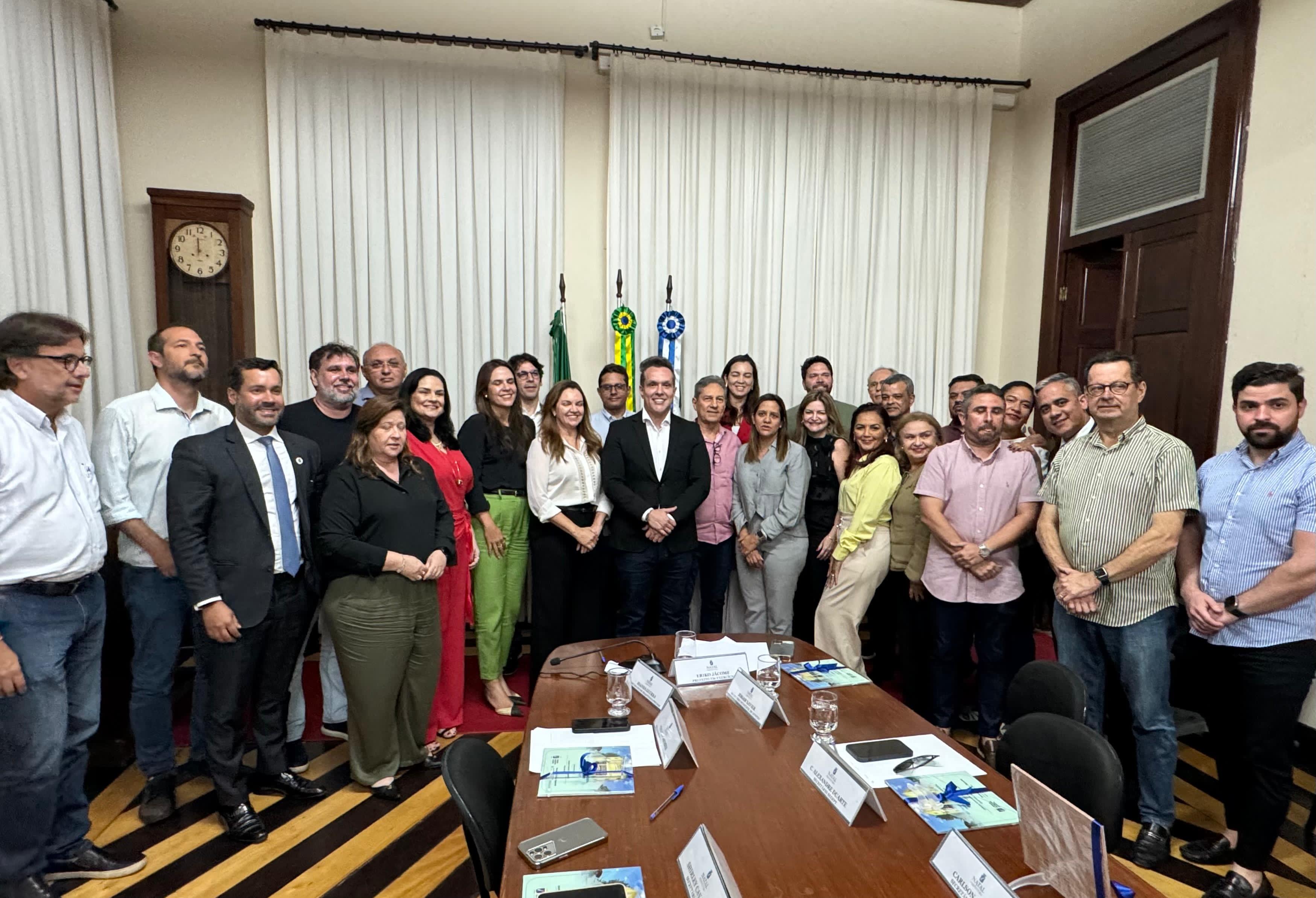 Prefeito em exercício, Eriko Jácome, se reúne com secretariado para discutir andamento de obras e ações em Natal