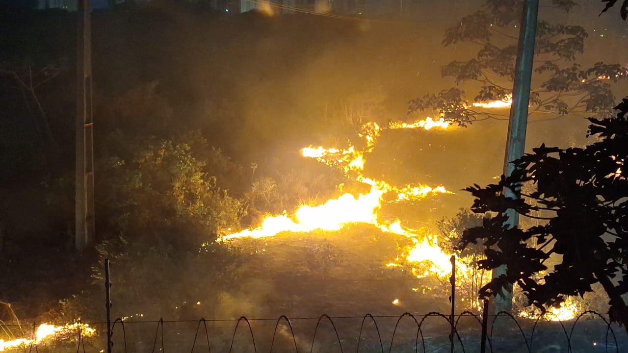 Incêndio perto de condomínio em Cidade Verde