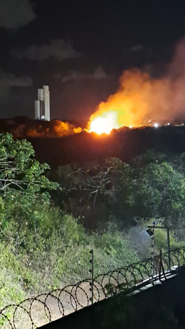 Incêndio em terreno perto de condomínio em Cidade Verde ainda não acabou