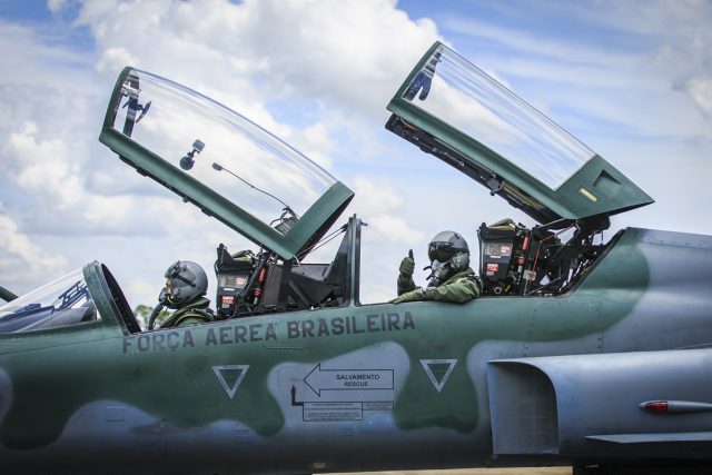 Debandada de pilotos de combate expõe crise na FAB