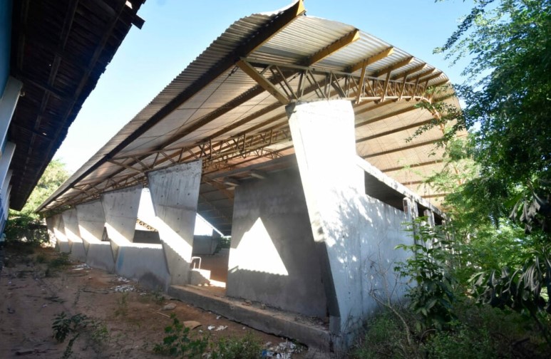 Mais de 50% das obras contratadas com recursos federais em 2024 estão paradas