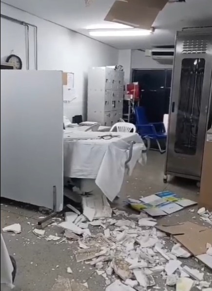 Abandono e descaso: parte do forro desaba no Walfredo Gurgel