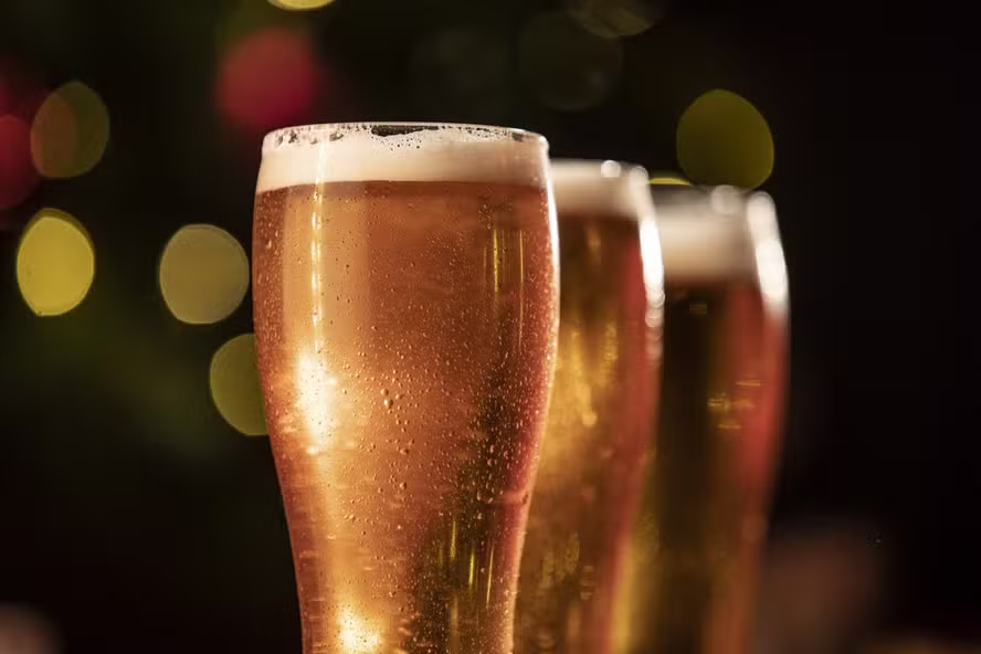 Professor brasileiro calcula formato ideal de copo de cerveja e repercute no exterior