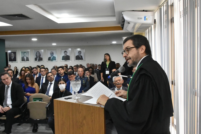 Conselheiro Carlos Thompson toma posse como presidente do TCE para o biênio 2025-2026