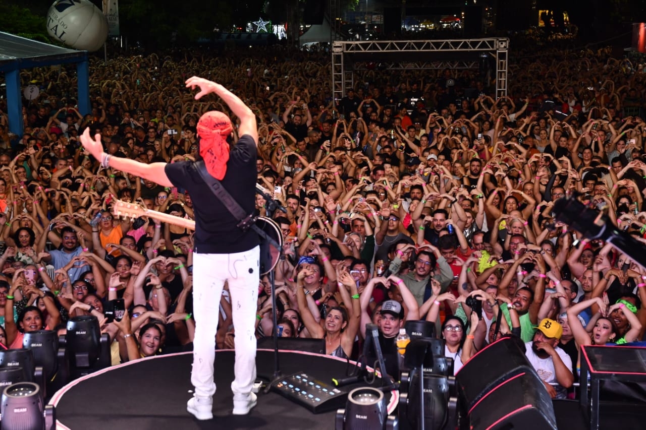 Mais de 20 mil pessoas curtem a primeira noite de shows do Natal em Natal na Praça Pedro Velho