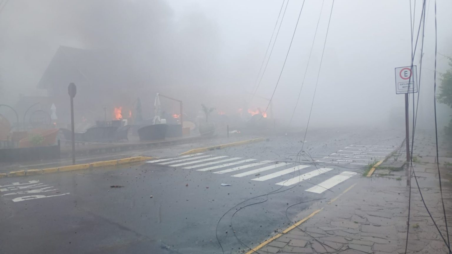 Avião cai no centro de Gramado (RS)