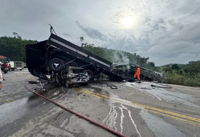 Sobe para 41 número de mortos em trágico acidente na BR-116 em MG; motorista de carreta segue foragido