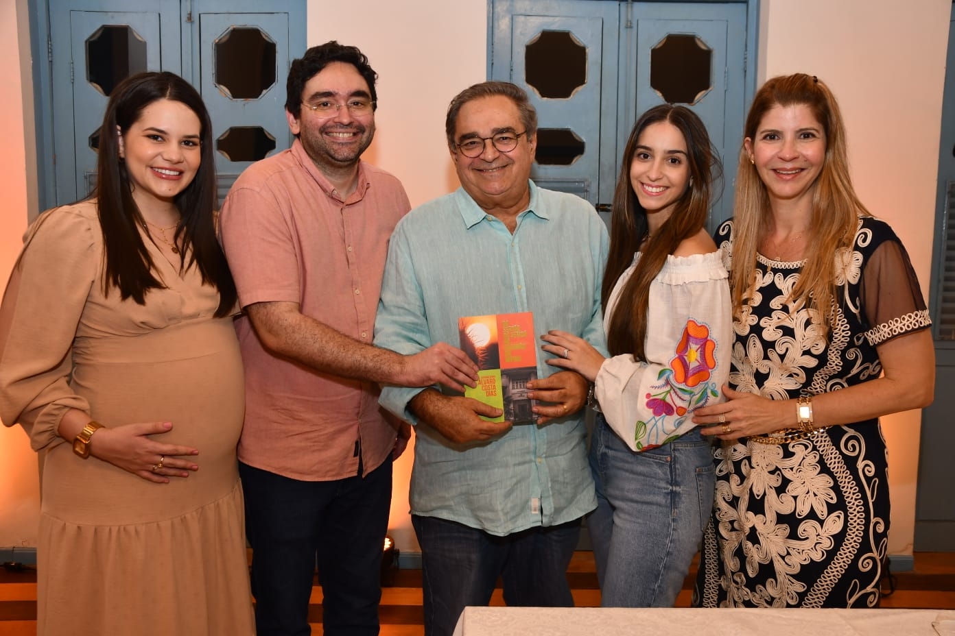 Em noite prestigiada, prefeito Álvaro Dias lança dois novos livros