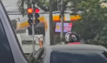 FireShot Capture 3128 - (1) Bandido é atropelado ao tentar roubar moto em SP - Brasil Urgent_ - www.youtube.com.jpg