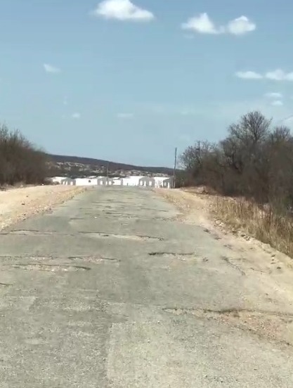 O perigoso abandono de Fátima na estrada que dá acesso a uma cidade do Seridó