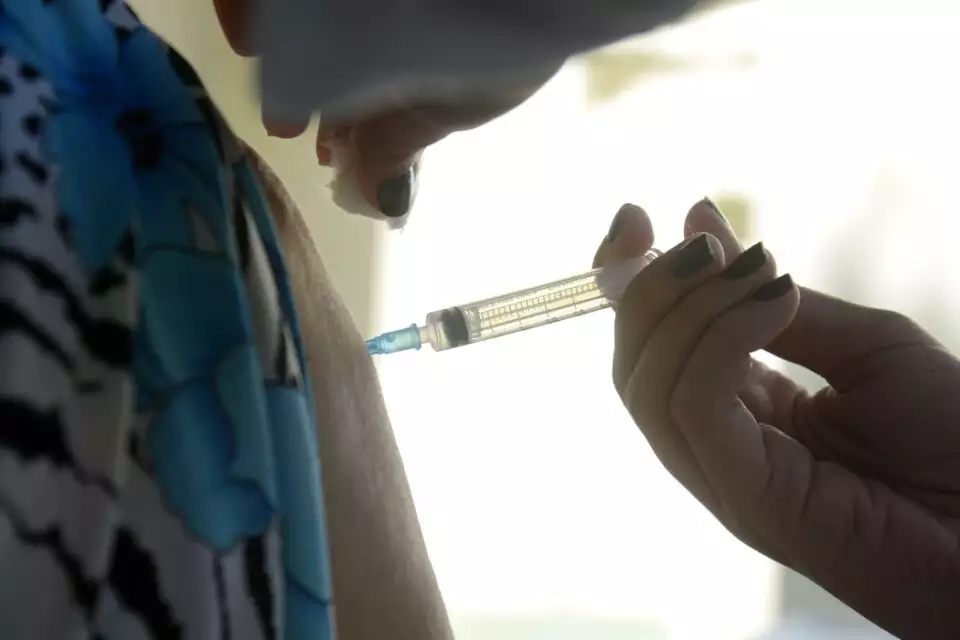 CNM aponta falta de vacinas de catapora, covid-19 e coqueluche no Brasil