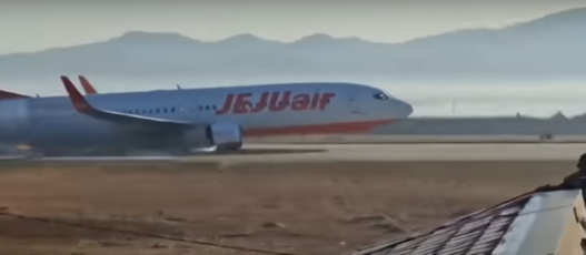 FireShot Capture 3133 - Vídeo mostra avião colidindo contra muro de aeroporto na Coreia do S_ - www.cnnbrasil.com.br.jpg