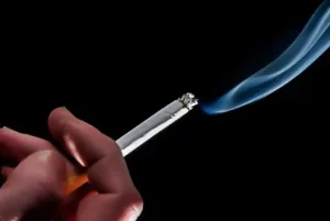 cigarro Fumar prejudica a fertilidade tanto de homens como de mulheres