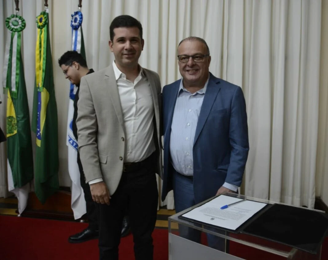 Paulinho Freire empossa Felipe Alves como novo secretário da Semsur
