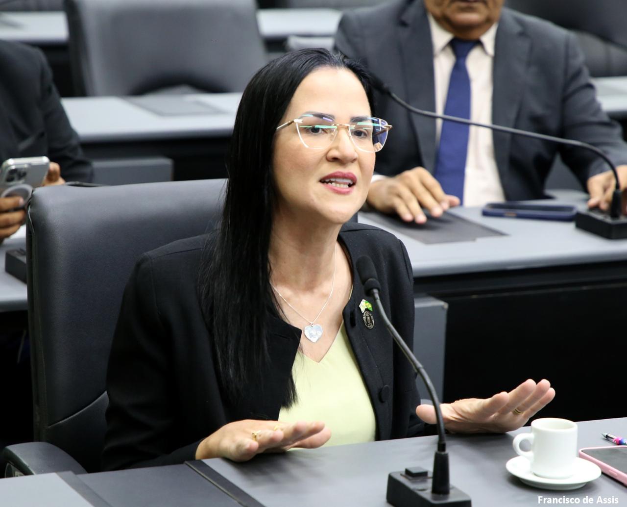 Vereadora Camila aciona Procon para fiscalizar cobrança abusiva no aluguel de cadeiras em Ponta Negra