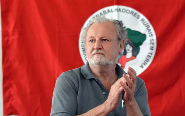 MST abraça ditadura com seu chefão apoiando Maduro